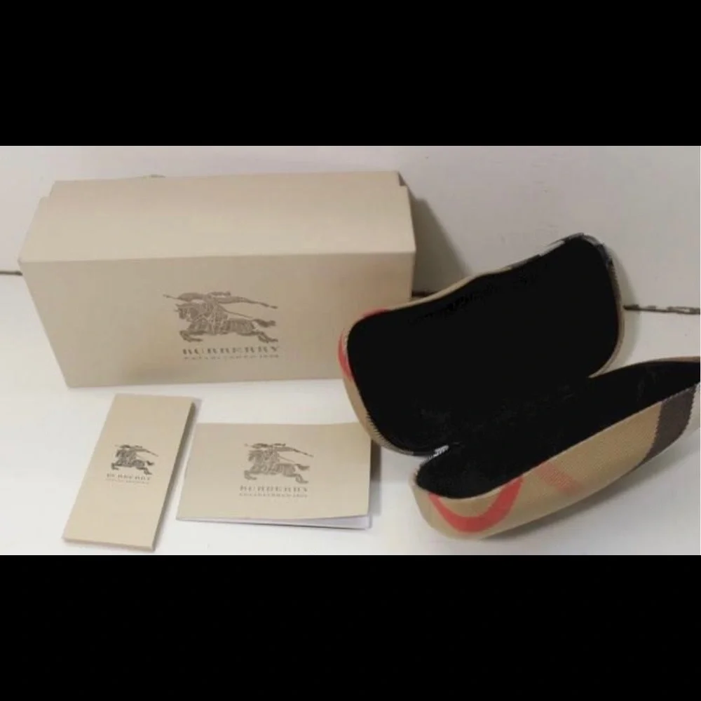 Burberry 4035 Black Sunglasses with Burberry Placard On Temples - Picture 4 of 7